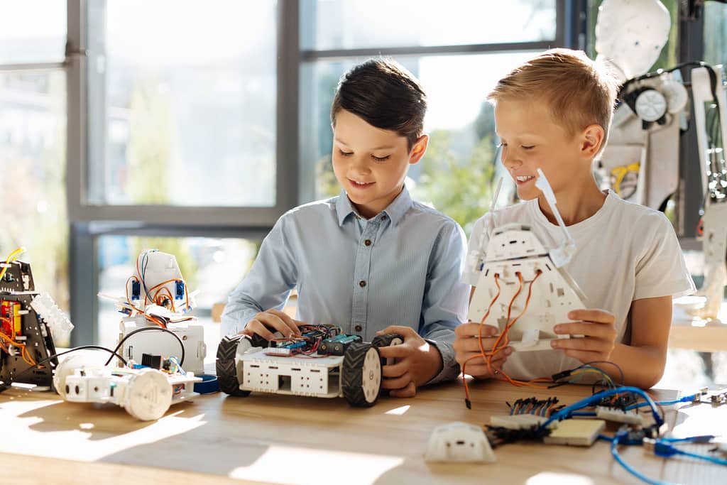 Niños construyendo robótica