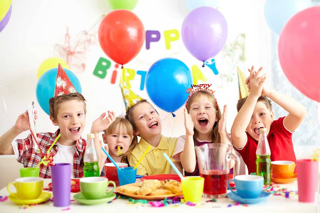 niños celebrando cumpleaños